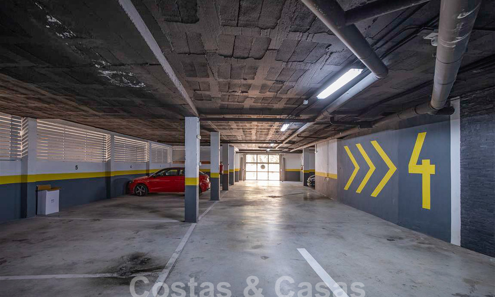 Moderno apartamento con amplia terraza en venta con vistas al mar y cerca de campos de golf en urbanización cerrada en La Quinta, Marbella - Benahavis 62961