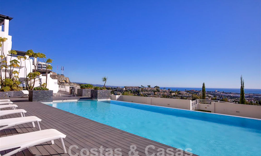 Moderno apartamento con amplia terraza en venta con vistas al mar y cerca de campos de golf en urbanización cerrada en La Quinta, Marbella - Benahavis 62962