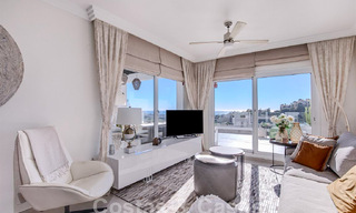Moderno apartamento con amplia terraza en venta con vistas al mar y cerca de campos de golf en urbanización cerrada en La Quinta, Marbella - Benahavis 62963 