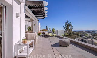 Moderno apartamento con amplia terraza en venta con vistas al mar y cerca de campos de golf en urbanización cerrada en La Quinta, Marbella - Benahavis 62964 