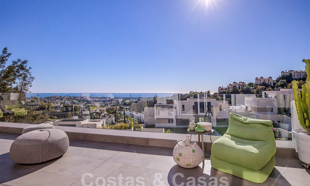 Moderno apartamento con amplia terraza en venta con vistas al mar y cerca de campos de golf en urbanización cerrada en La Quinta, Marbella - Benahavis 62965