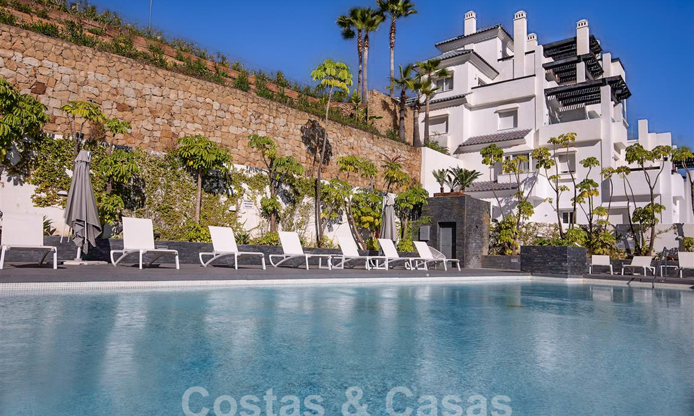 Moderno apartamento con amplia terraza en venta con vistas al mar y cerca de campos de golf en urbanización cerrada en La Quinta, Marbella - Benahavis 62966