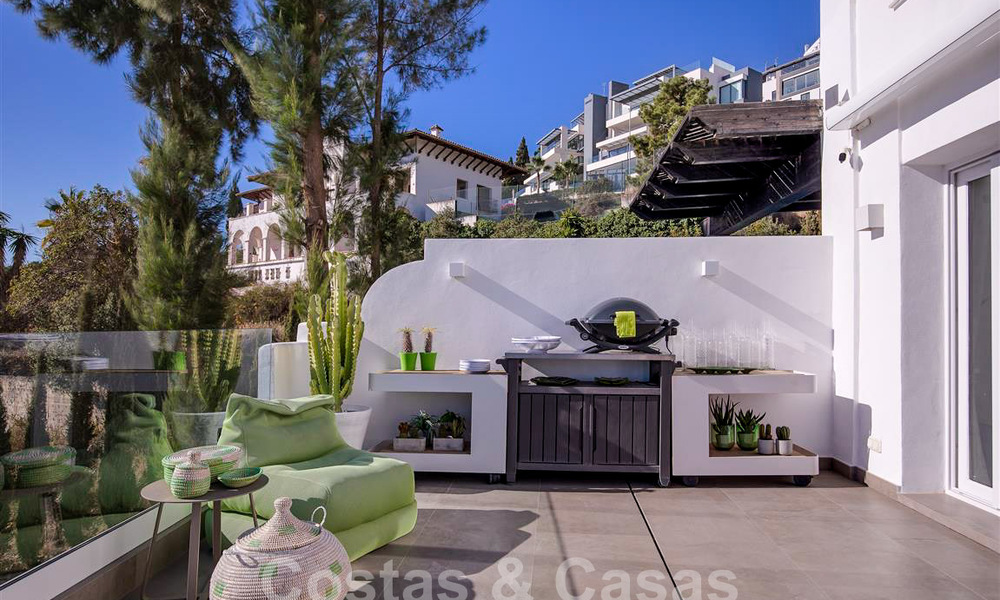 Moderno apartamento con amplia terraza en venta con vistas al mar y cerca de campos de golf en urbanización cerrada en La Quinta, Marbella - Benahavis 62967