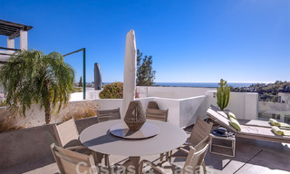 Moderno apartamento con amplia terraza en venta con vistas al mar y cerca de campos de golf en urbanización cerrada en La Quinta, Marbella - Benahavis 62968 