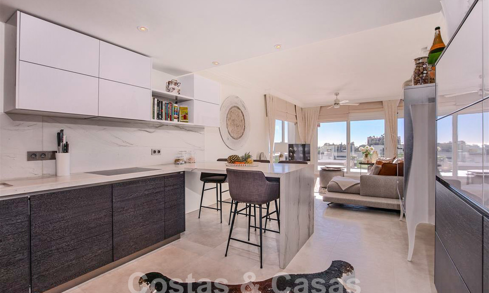 Moderno apartamento con amplia terraza en venta con vistas al mar y cerca de campos de golf en urbanización cerrada en La Quinta, Marbella - Benahavis 62969