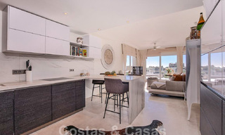 Moderno apartamento con amplia terraza en venta con vistas al mar y cerca de campos de golf en urbanización cerrada en La Quinta, Marbella - Benahavis 62969 