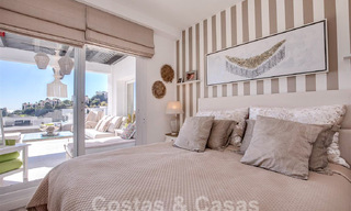 Moderno apartamento con amplia terraza en venta con vistas al mar y cerca de campos de golf en urbanización cerrada en La Quinta, Marbella - Benahavis 62970 