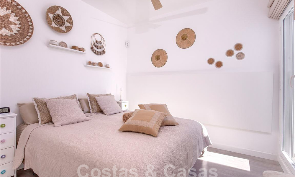 Moderno apartamento con amplia terraza en venta con vistas al mar y cerca de campos de golf en urbanización cerrada en La Quinta, Marbella - Benahavis 62972