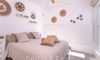 Moderno apartamento con amplia terraza en venta con vistas al mar y cerca de campos de golf en urbanización cerrada en La Quinta, Marbella - Benahavis 62972 