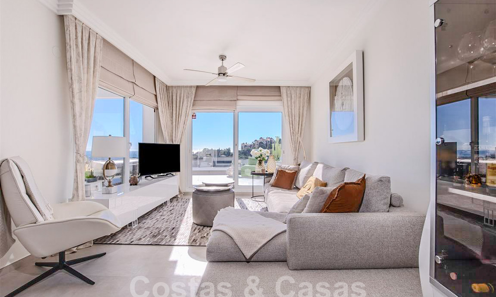 Moderno apartamento con amplia terraza en venta con vistas al mar y cerca de campos de golf en urbanización cerrada en La Quinta, Marbella - Benahavis 62973