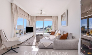 Moderno apartamento con amplia terraza en venta con vistas al mar y cerca de campos de golf en urbanización cerrada en La Quinta, Marbella - Benahavis 62973 