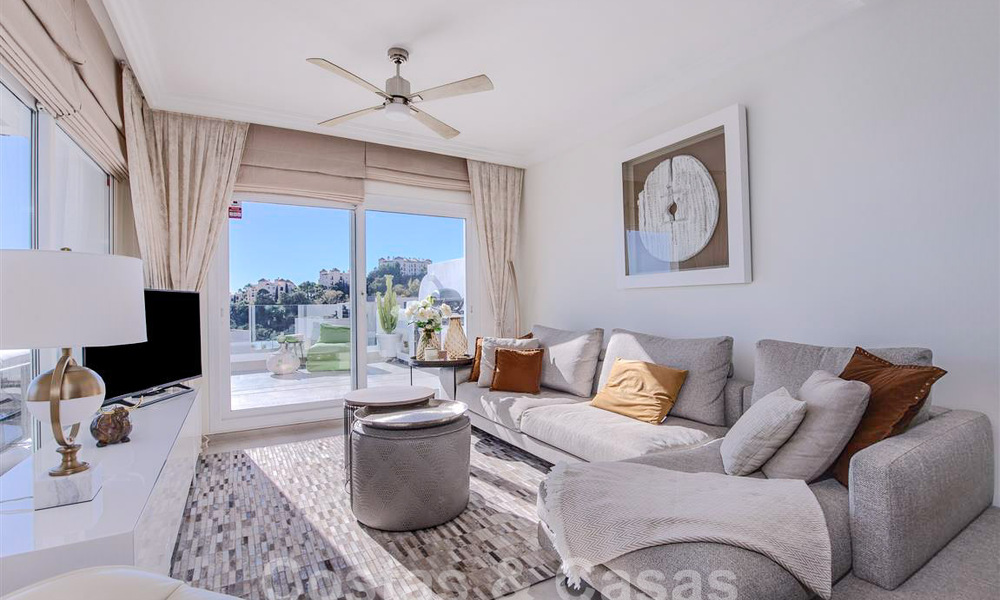 Moderno apartamento con amplia terraza en venta con vistas al mar y cerca de campos de golf en urbanización cerrada en La Quinta, Marbella - Benahavis 62974