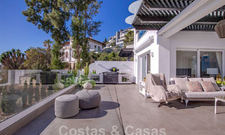 Moderno apartamento con amplia terraza en venta con vistas al mar y cerca de campos de golf en urbanización cerrada en La Quinta, Marbella - Benahavis 62975 