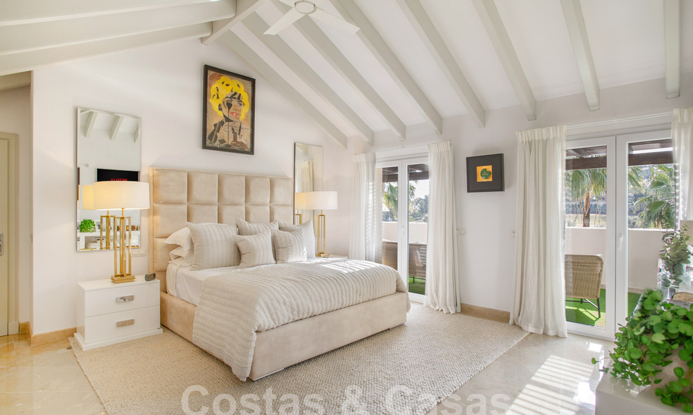 Amplio y lujoso ático de 4 dormitorios en venta en complejo en primera línea de golf en Nueva Andalucía, Marbella 63039
