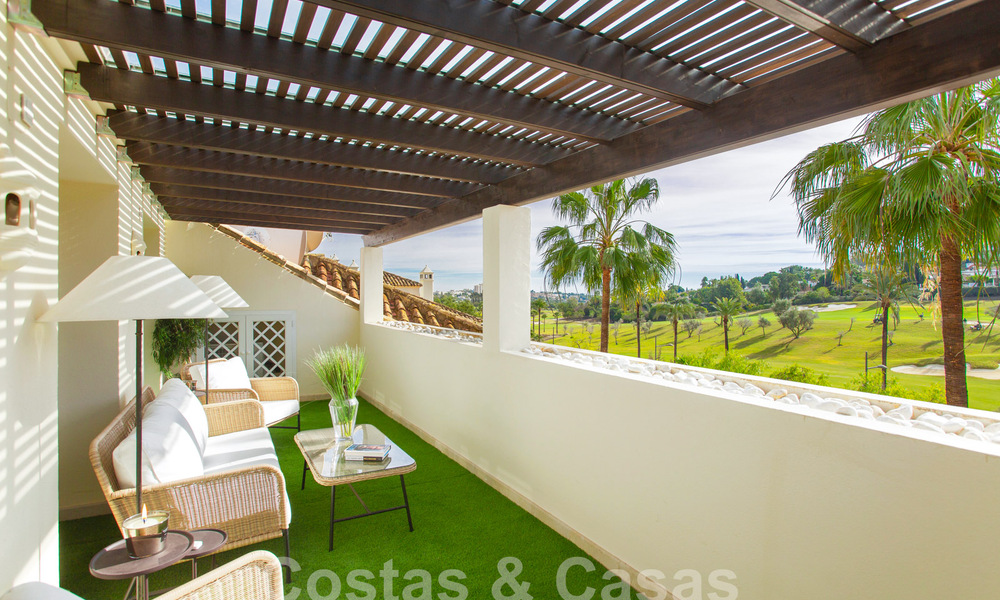 Amplio y lujoso ático de 4 dormitorios en venta en complejo en primera línea de golf en Nueva Andalucía, Marbella 63041