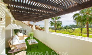 Amplio y lujoso ático de 4 dormitorios en venta en complejo en primera línea de golf en Nueva Andalucía, Marbella 63041 
