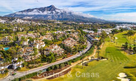 Amplio y lujoso ático de 4 dormitorios en venta en complejo en primera línea de golf en Nueva Andalucía, Marbella 63050