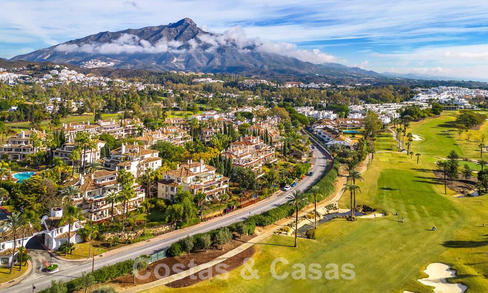 Amplio y lujoso ático de 4 dormitorios en venta en complejo en primera línea de golf en Nueva Andalucía, Marbella 63050