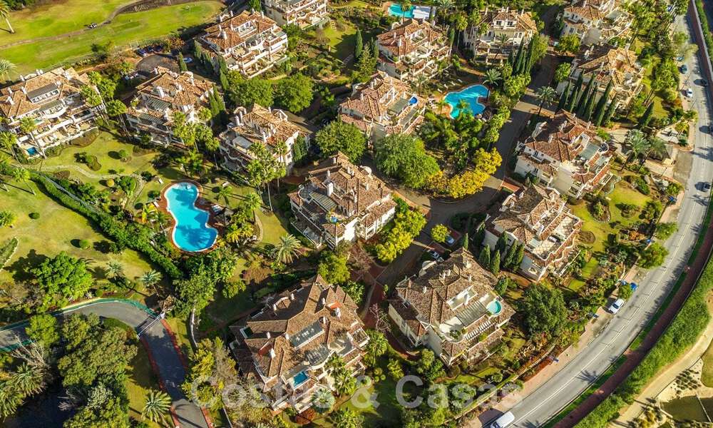 Amplio y lujoso ático de 4 dormitorios en venta en complejo en primera línea de golf en Nueva Andalucía, Marbella 63051