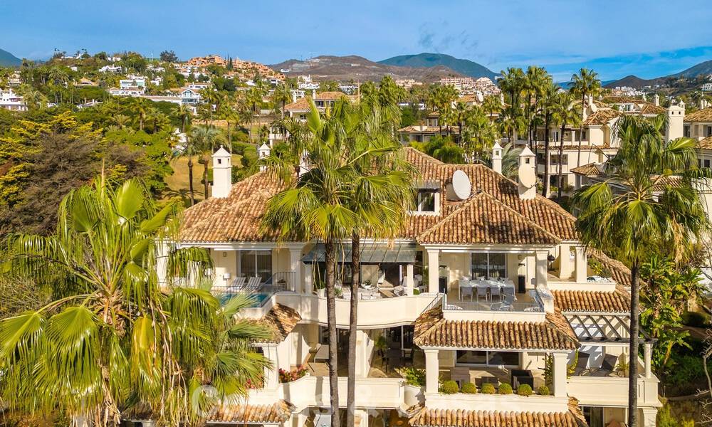 Amplio y lujoso ático de 4 dormitorios en venta en complejo en primera línea de golf en Nueva Andalucía, Marbella 63052