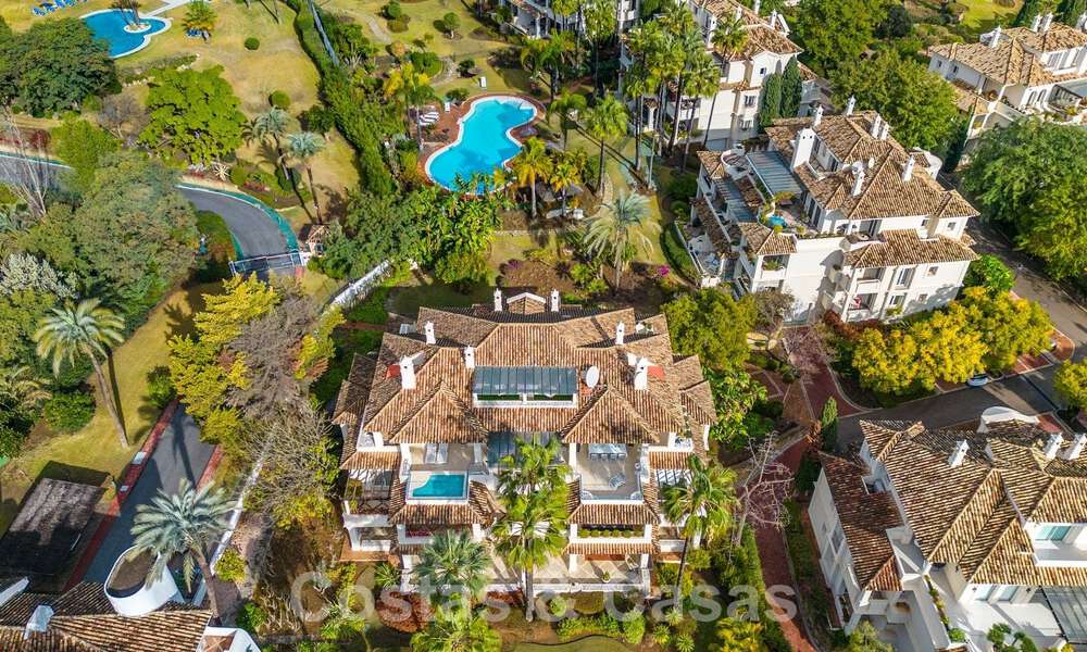 Amplio y lujoso ático de 4 dormitorios en venta en complejo en primera línea de golf en Nueva Andalucía, Marbella 63053