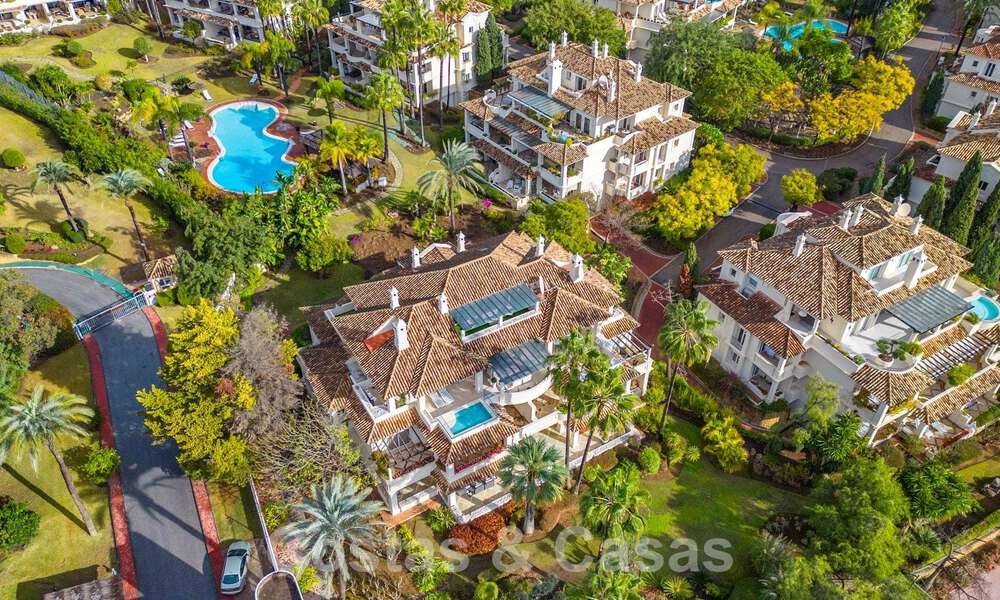 Amplio y lujoso ático de 4 dormitorios en venta en complejo en primera línea de golf en Nueva Andalucía, Marbella 63054