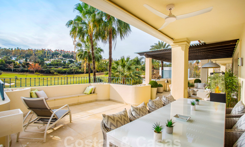 Amplio y lujoso ático de 4 dormitorios en venta en complejo en primera línea de golf en Nueva Andalucía, Marbella 63056