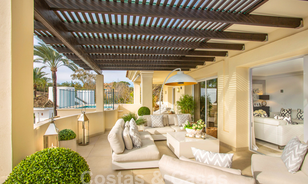 Amplio y lujoso ático de 4 dormitorios en venta en complejo en primera línea de golf en Nueva Andalucía, Marbella 63057