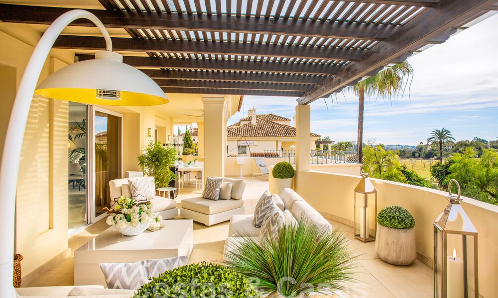 Amplio y lujoso ático de 4 dormitorios en venta en complejo en primera línea de golf en Nueva Andalucía, Marbella 63059
