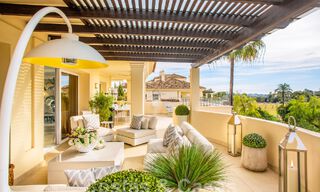 Amplio y lujoso ático de 4 dormitorios en venta en complejo en primera línea de golf en Nueva Andalucía, Marbella 63059 