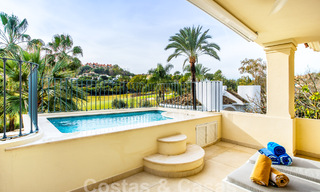 Amplio y lujoso ático de 4 dormitorios en venta en complejo en primera línea de golf en Nueva Andalucía, Marbella 63060 