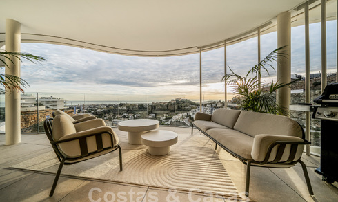 Sofisticado y moderno apartamento en venta con vistas al mar, golf y montaña en Benahavis – Marbella 63123