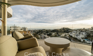 Sofisticado y moderno apartamento en venta con vistas al mar, golf y montaña en Benahavis – Marbella 63124 