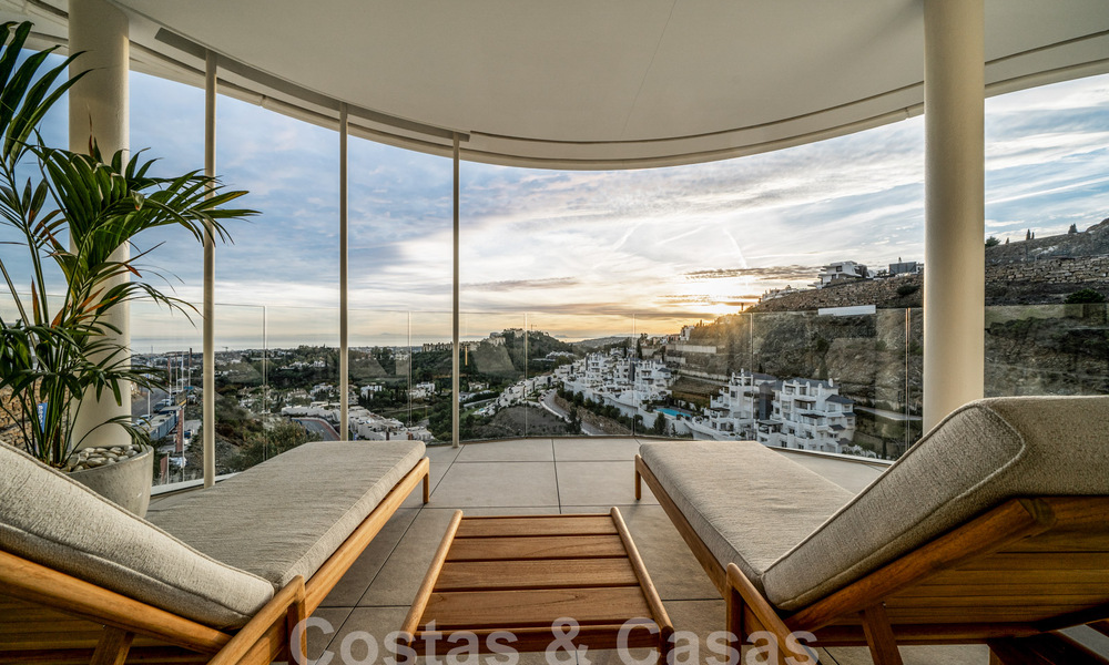 Sofisticado y moderno apartamento en venta con vistas al mar, golf y montaña en Benahavis – Marbella 63125