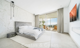 Sofisticado y moderno apartamento en venta con vistas al mar, golf y montaña en Benahavis – Marbella 63136 