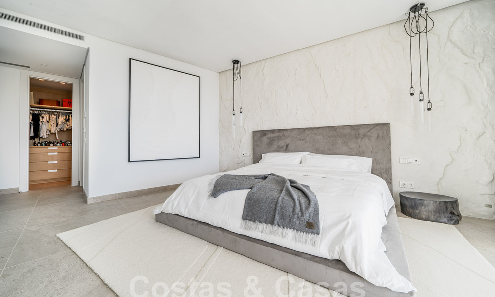 Sofisticado y moderno apartamento en venta con vistas al mar, golf y montaña en Benahavis – Marbella 63137