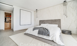 Sofisticado y moderno apartamento en venta con vistas al mar, golf y montaña en Benahavis – Marbella 63137 