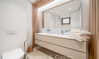 Sofisticado y moderno apartamento en venta con vistas al mar, golf y montaña en Benahavis – Marbella 63138 