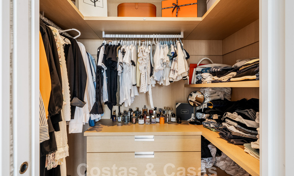 Sofisticado y moderno apartamento en venta con vistas al mar, golf y montaña en Benahavis – Marbella 63139