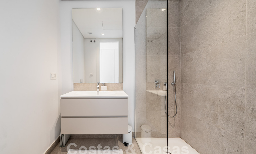 Sofisticado y moderno apartamento en venta con vistas al mar, golf y montaña en Benahavis – Marbella 63141