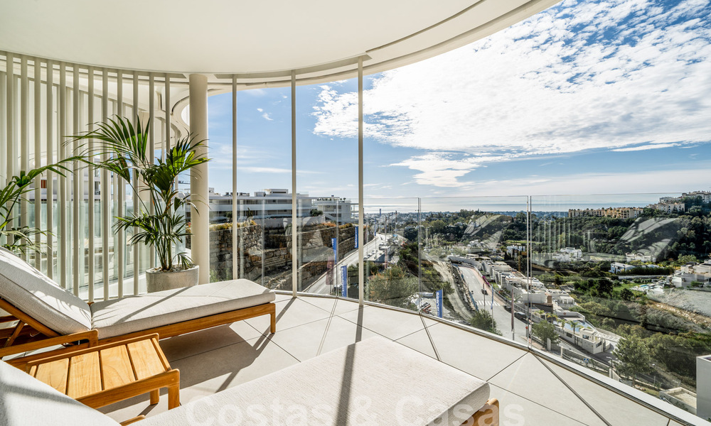 Sofisticado y moderno apartamento en venta con vistas al mar, golf y montaña en Benahavis – Marbella 63142