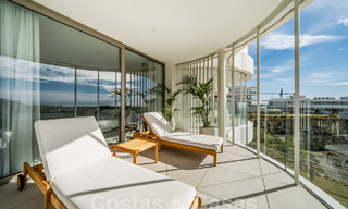 Sofisticado y moderno apartamento en venta con vistas al mar, golf y montaña en Benahavis – Marbella 63143 