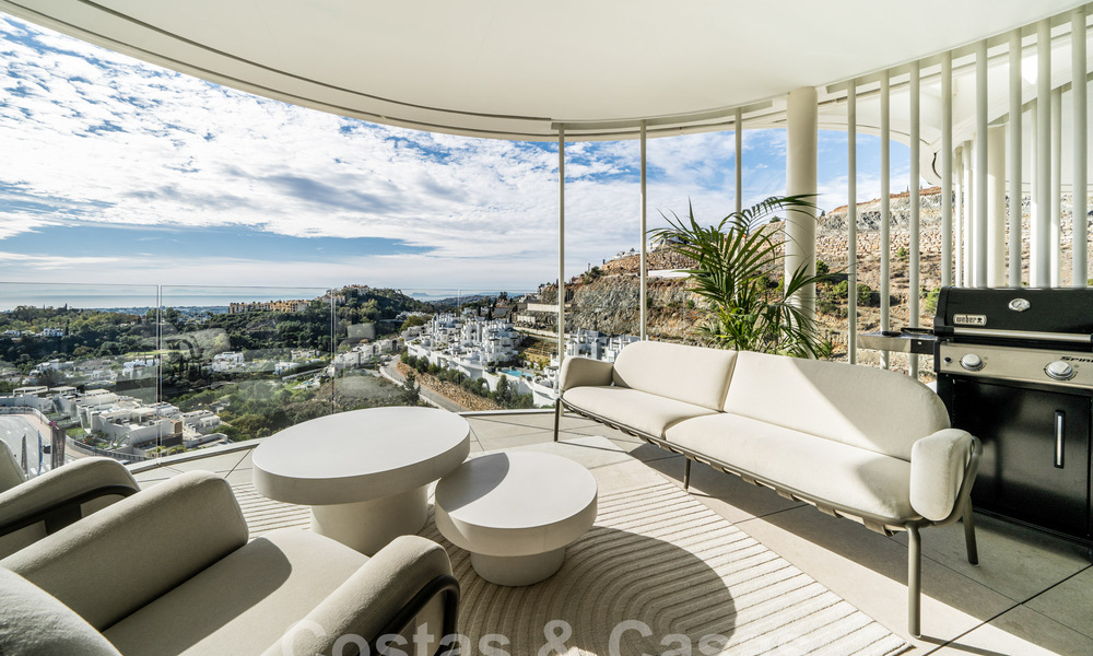 Sofisticado y moderno apartamento en venta con vistas al mar, golf y montaña en Benahavis – Marbella 63144