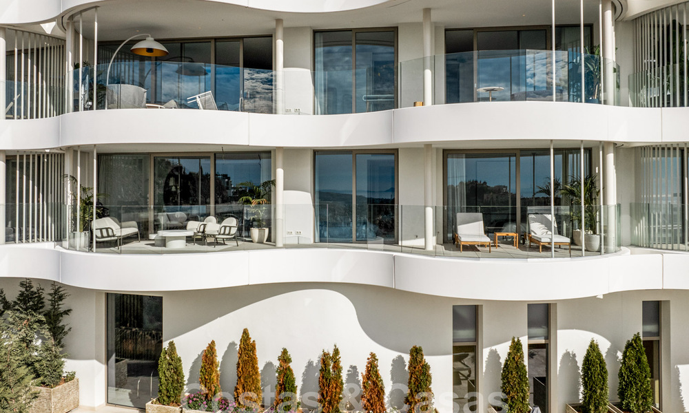 Sofisticado y moderno apartamento en venta con vistas al mar, golf y montaña en Benahavis – Marbella 63145