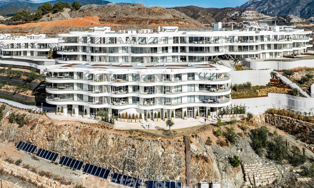 Sofisticado y moderno apartamento en venta con vistas al mar, golf y montaña en Benahavis – Marbella 63146