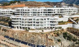 Sofisticado y moderno apartamento en venta con vistas al mar, golf y montaña en Benahavis – Marbella 63146 
