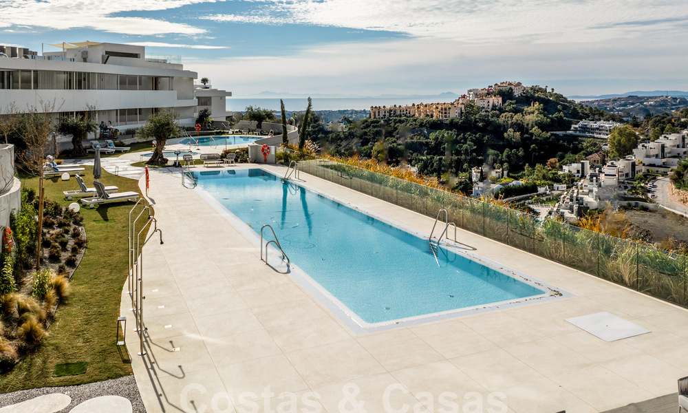 Sofisticado y moderno apartamento en venta con vistas al mar, golf y montaña en Benahavis – Marbella 63147
