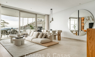 Sofisticado y moderno apartamento en venta con vistas al mar, golf y montaña en Benahavis – Marbella 63148 