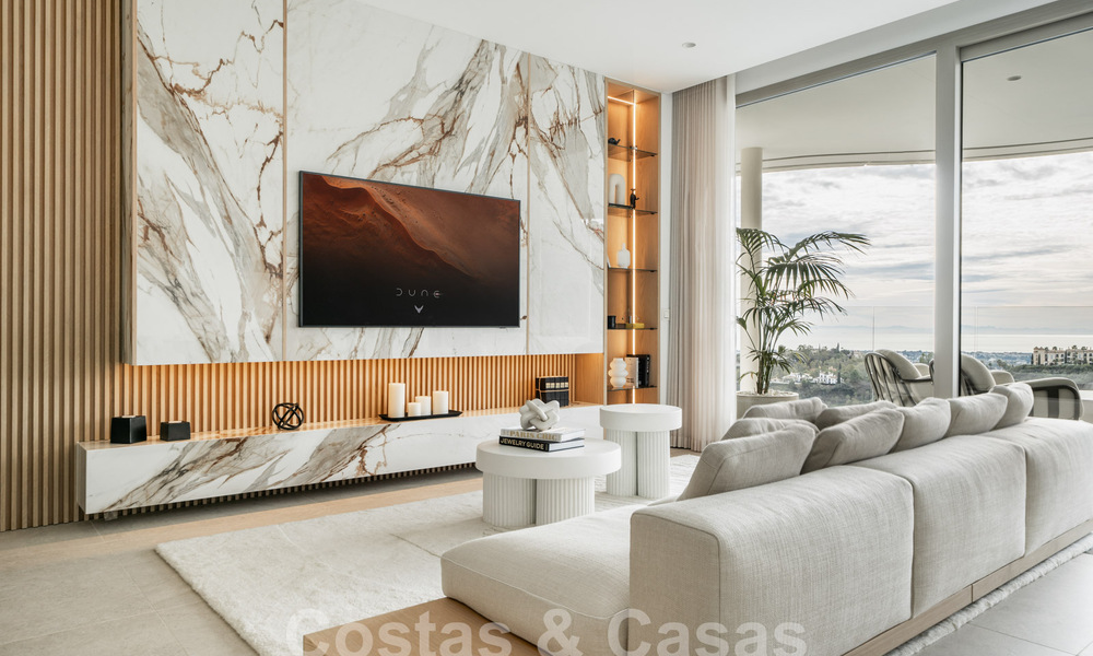 Sofisticado y moderno apartamento en venta con vistas al mar, golf y montaña en Benahavis – Marbella 63150