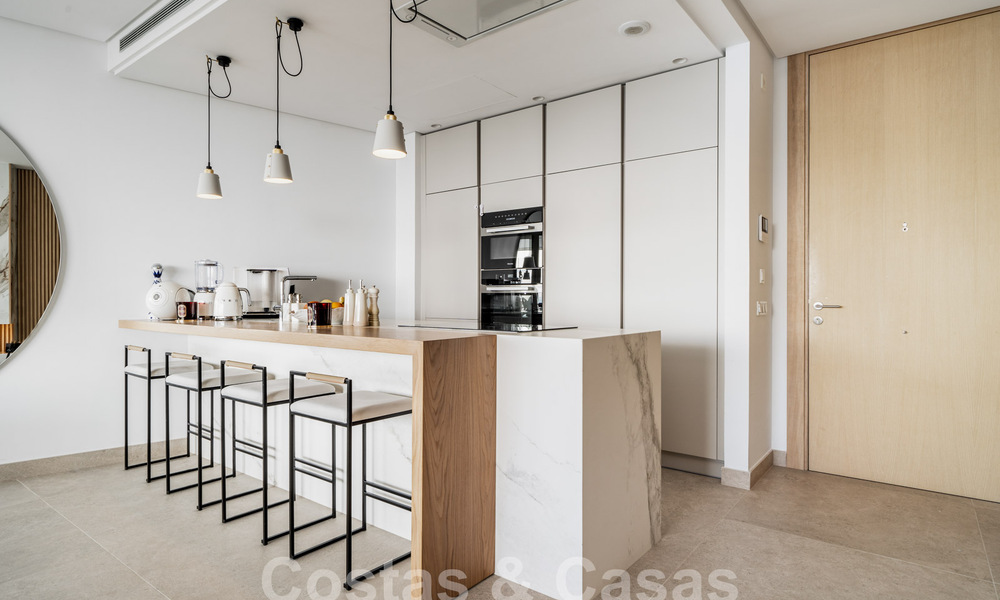 Sofisticado y moderno apartamento en venta con vistas al mar, golf y montaña en Benahavis – Marbella 63151